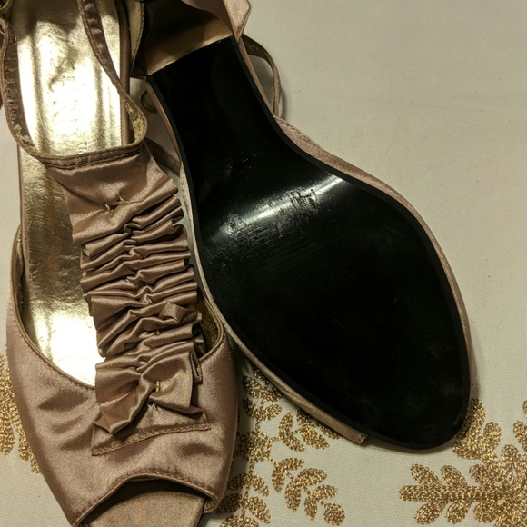Gently used gold heels - Picture 3 of 3